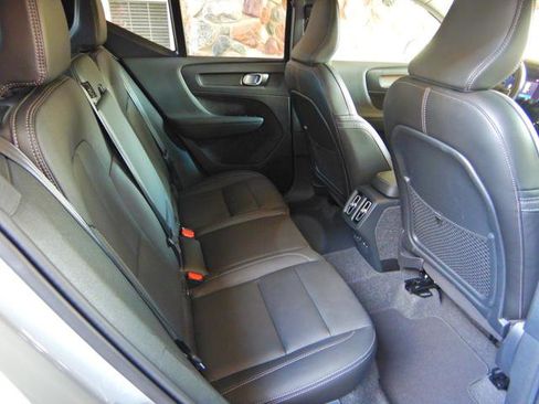 Used 2025 Volvo XC40 B5 Core image 17