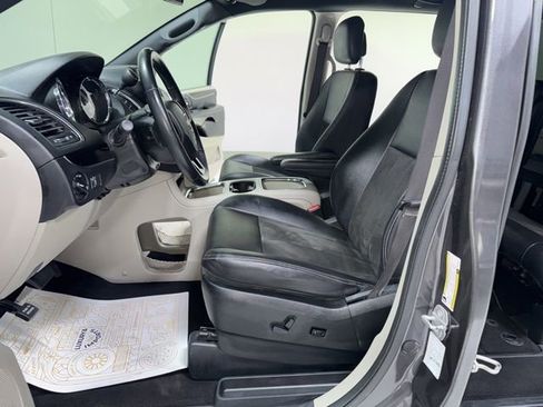 Used 2019 Dodge Grand Caravan SXT image 14