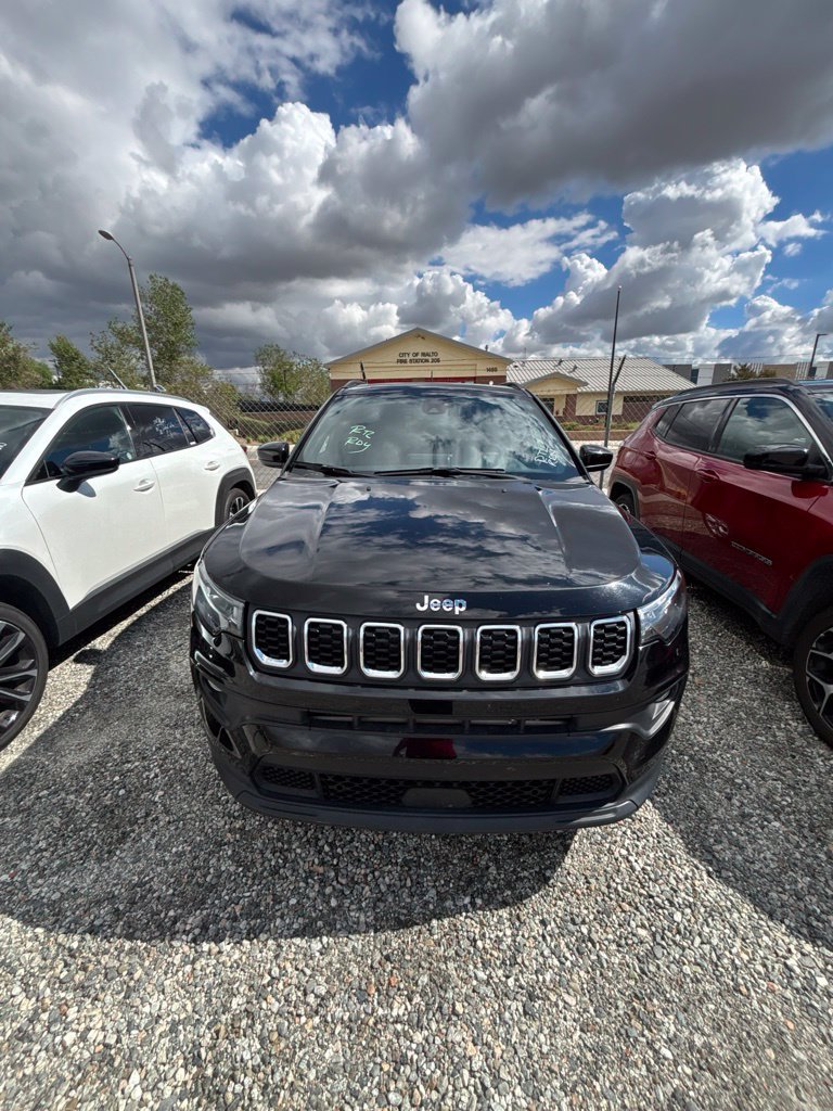 Used 2025 Jeep Compass Latitude w/ Sun & Sound Group AWD/4WD image 2