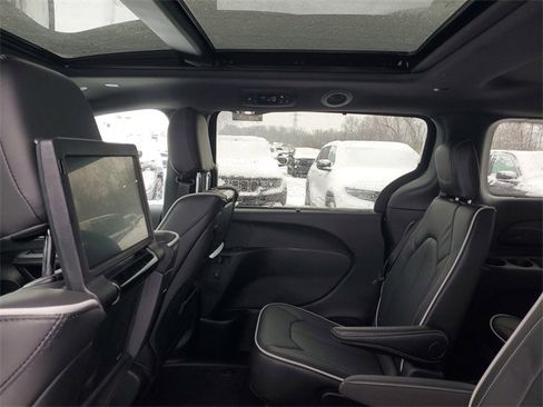 New 2026 Chrysler Pacifica Limited w/ Uconnect Theater Family Group image 10