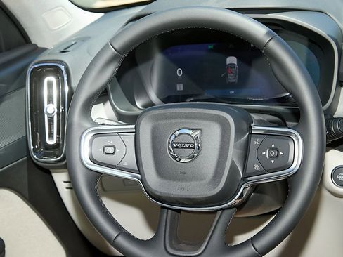 New 2025 Volvo XC40 B5 Plus w/ Protection Package Premier image 24