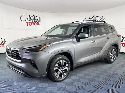 Used 2025 Toyota Highlander XLE FWD image 4
