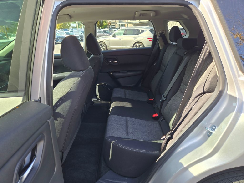 Used 2024 Nissan Rogue SV AWD/4WD image 17