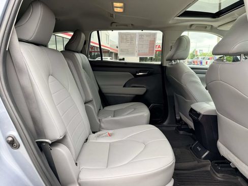 Used 2023 Toyota Highlander XLE AWD/4WD image 14