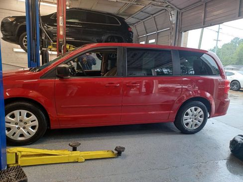 Used 2015 Dodge Grand Caravan SE w/ Quick Order Package 29E SE FWD image 2