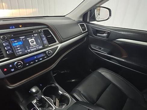 Used 2019 Toyota Highlander XLE AWD/4WD image 26