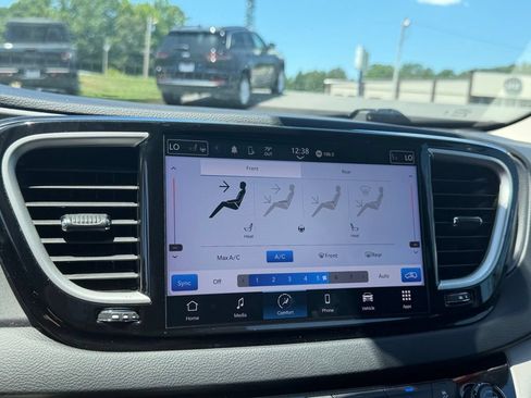 Used 2024 Chrysler Pacifica Touring-L FWD image 22