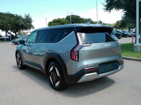 Used 2024 Kia EV9 Light Long Range RWD image 11
