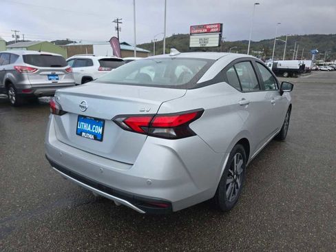 Used 2021 Nissan Versa SV image 5