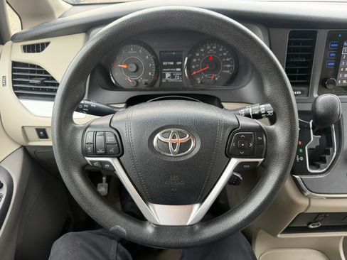 Used 2017 Toyota Sienna LE FWD image 12