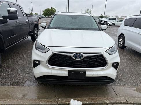 Used 2021 Toyota Highlander XLE AWD/4WD image 3