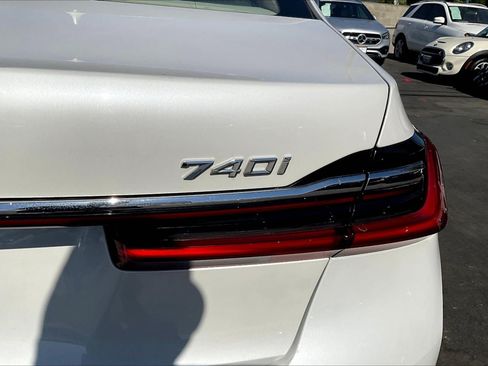 Used 2021 BMW 740i RWD image 8