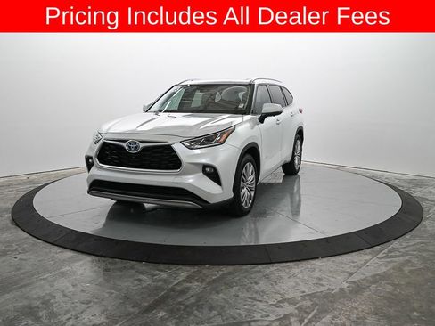 Used 2023 Toyota Highlander Platinum FWD image 2