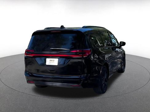 Used 2025 Chrysler Pacifica Limited image 14