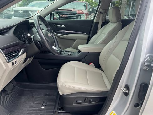 Used 2022 Cadillac XT4 Luxury w/ Driver Awareness Package FWD image 9