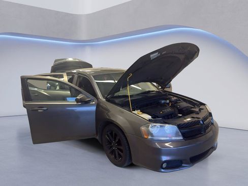 Used 2014 Dodge Avenger SE w/ Blacktop Package FWD image 9