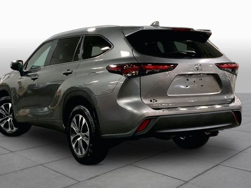 Used 2025 Toyota Highlander XLE AWD/4WD image 12