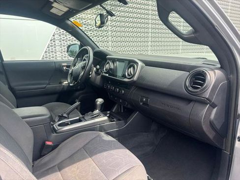 Used 2017 Toyota Tacoma TRD Sport w/ Tow Package (A/T) AWD/4WD image 25
