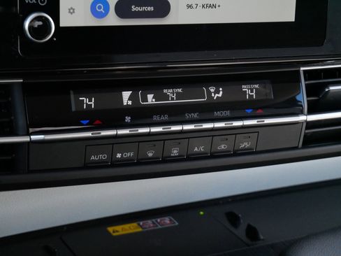 Certified 2025 Toyota Sienna LE image 23