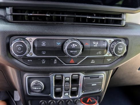 Used 2025 Jeep Gladiator Sport AWD/4WD image 76