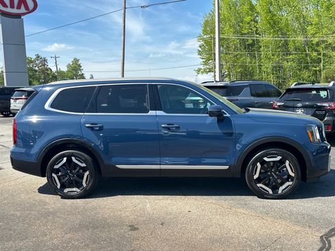 Certified 2025 Kia Telluride S FWD image 2