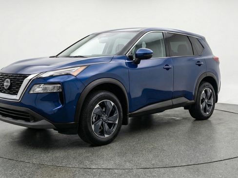 Used 2025 Nissan Rogue SV image 3