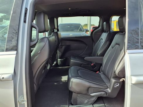 Used 2026 Chrysler Pacifica Select FWD image 11