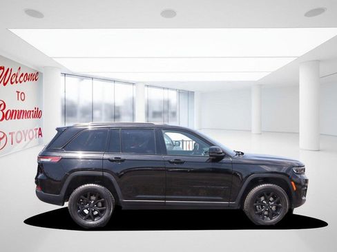 Used 2024 Jeep Grand Cherokee Altitude AWD/4WD image 4
