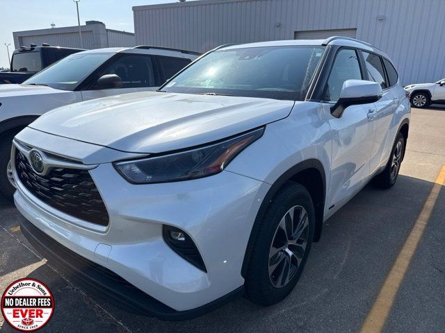 Used 2023 Toyota Highlander XLE AWD/4WD image 12