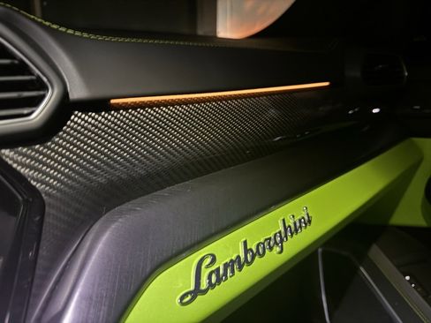 Used 2021 Lamborghini Urus image 32