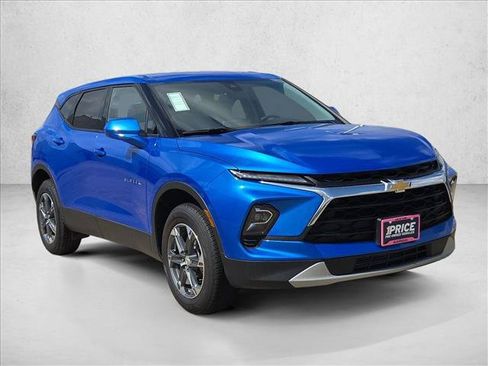 Used 2025 Chevrolet Blazer LT FWD image 3
