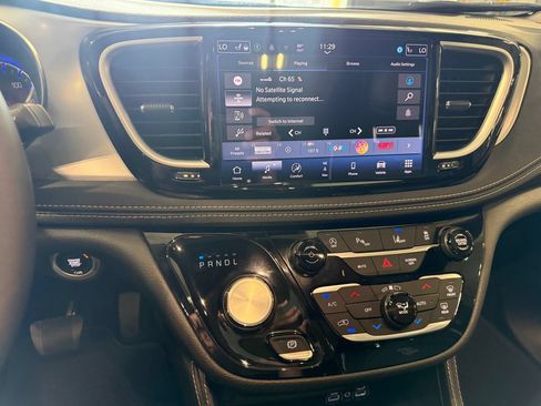 Used 2025 Chrysler Pacifica Limited FWD image 10