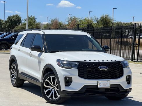 Used 2025 Ford Explorer ST-Line w/ Premium Package RWD image 2