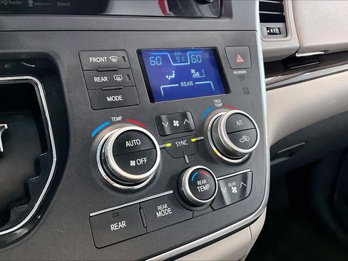 Used 2016 Toyota Sienna XLE FWD image 31
