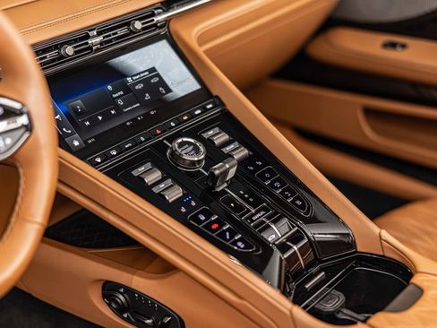 Used 2025 Aston Martin DB12 Convertible RWD image 19