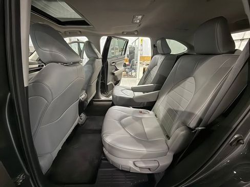 Used 2023 Toyota Highlander L image 11