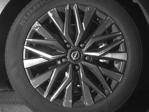 Used 2025 Nissan Altima 2.5 SV FWD image 13