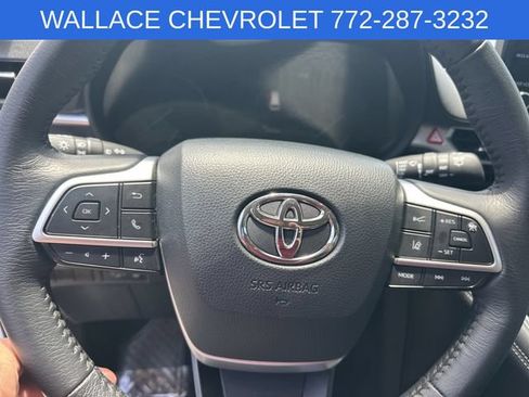 Used 2025 Toyota Sienna XLE FWD image 11