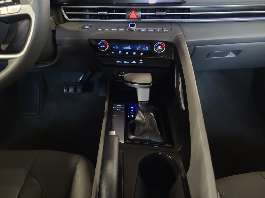 Used 2024 Hyundai Elantra SEL FWD image 11
