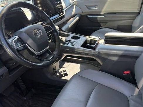 Used 2021 Toyota Sienna XLE w/ XLE Plus Package image 8