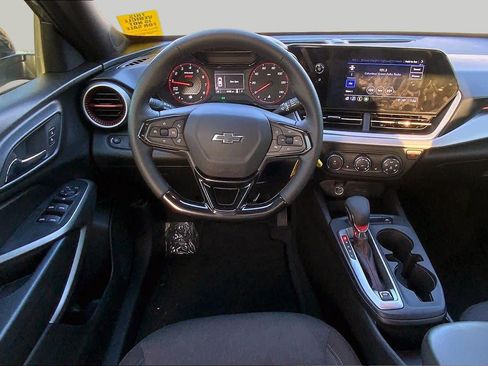 Used 2024 Chevrolet Trax RS FWD image 6