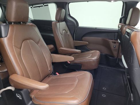 Used 2017 Chrysler Pacifica Limited FWD image 19