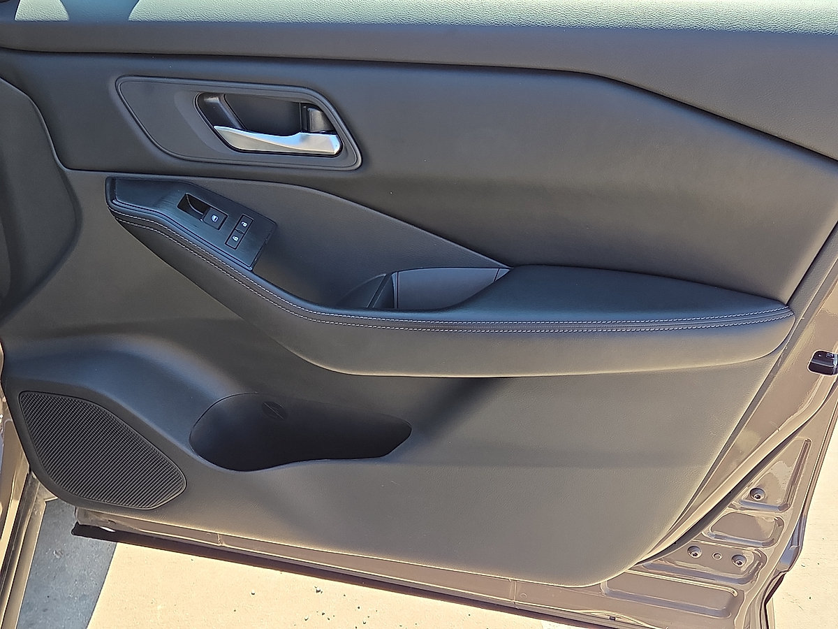 Used 2025 Nissan Rogue SV FWD image 14