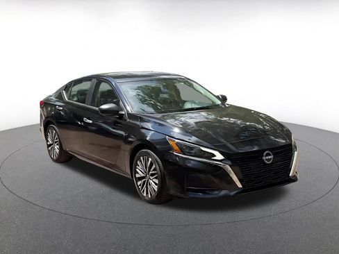 Used 2025 Nissan Altima 2.5 SV image 3