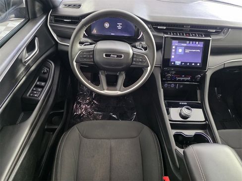 Certified 2024 Jeep Grand Cherokee Laredo X image 13