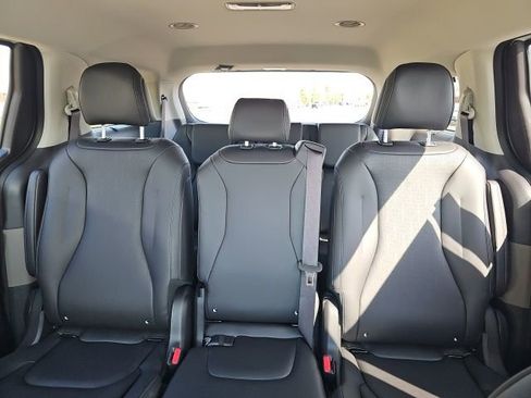 New 2026 Kia Carnival EX FWD image 24