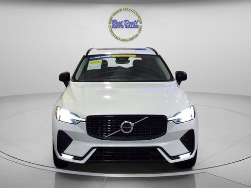 Used 2023 Volvo XC60 B5 Plus image 8