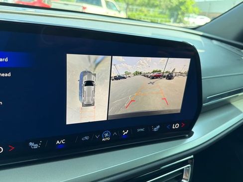 Used 2025 Chevrolet Traverse LT w/ Driver Confidence Package FWD image 19