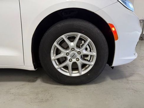 Used 2023 Chrysler Pacifica Touring-L image 30