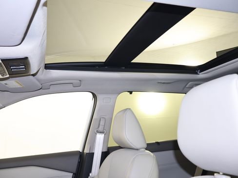 Used 2025 Nissan Rogue SV w/ SV Premium Package image 38